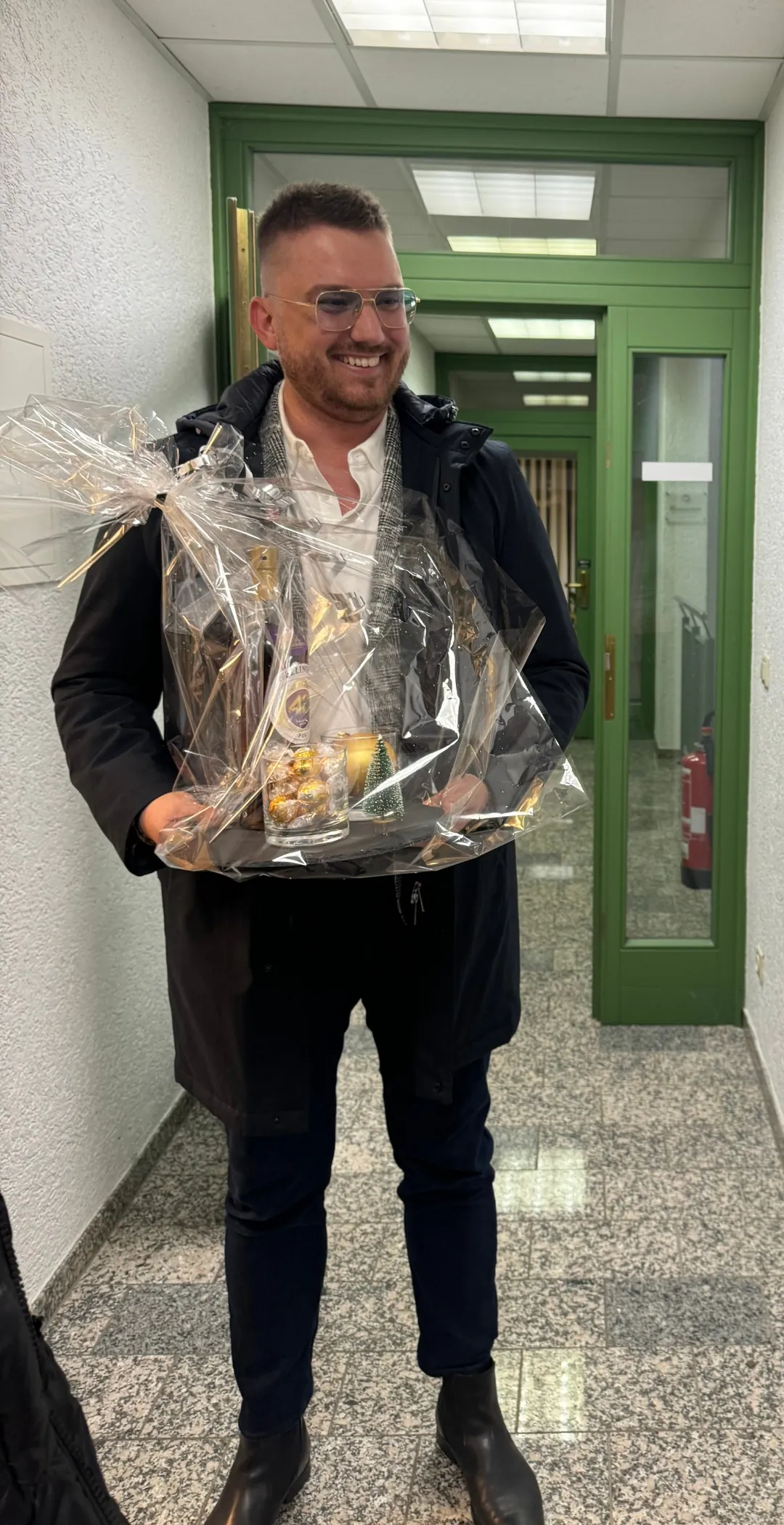 Übergabe eines Präsents an einen Kunden