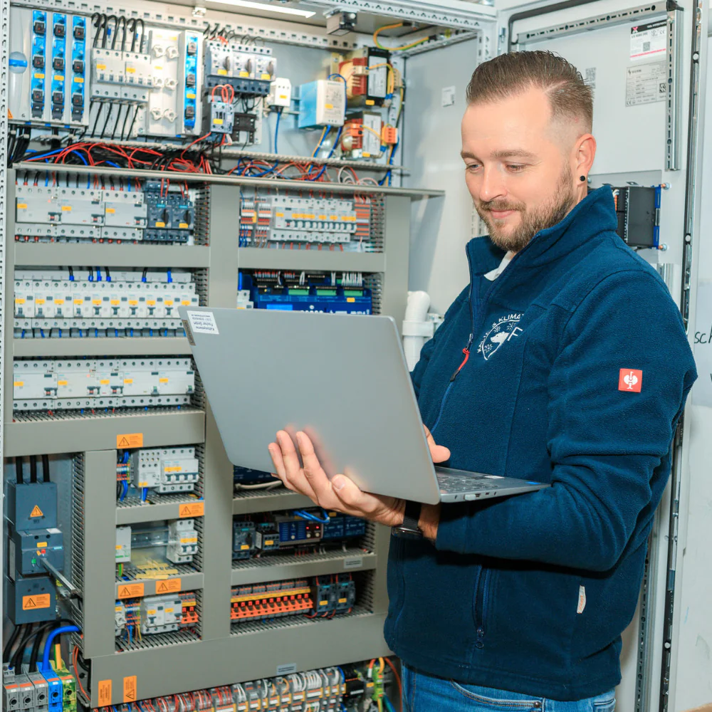 Kunde aus dem Bereich Elektro und Klima bei der Arbeit